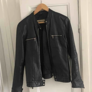  - Äkta läderjacka från Cappuccini by Desam i bra skick. Fick den som begagnad present men har aldrig kommit till användning för mej