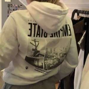  - Snygg hoodie, sparsamt använd, nypris 299kr  Budgivning pågår, just nu: 230kr Avslutas på fredag kl.12 