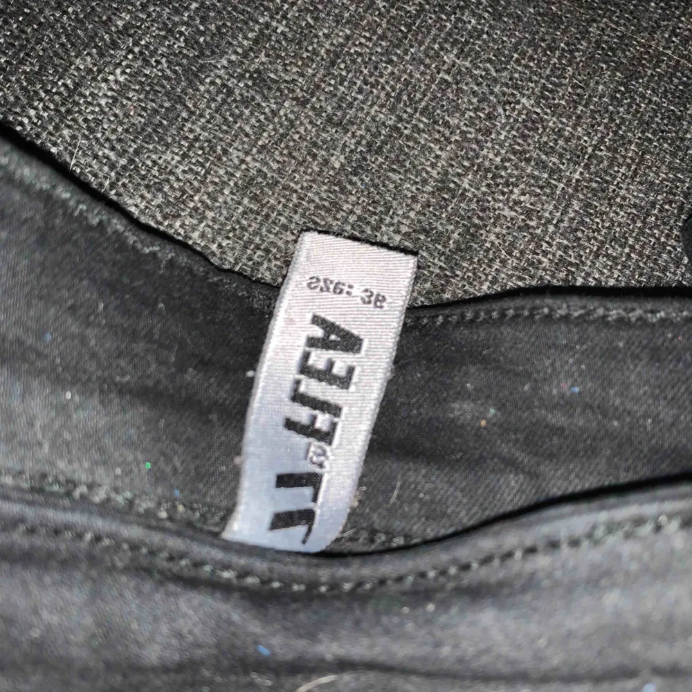 Byxor nästan oanvända, säljs en och en 150kr . Jeans & Byxor.