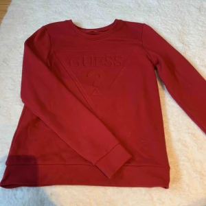  - Guess tröja i fin vinröd färg! Använd max 5 gånger så väldigt fint skick.