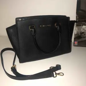 Michael Kors Selma Bag Medium, använd varsamt och därmed i nyskick.    Köptes för 3700kr, kommer inte till användning längre därmed det låga priset.    Köpare står för frakten!!  