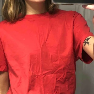  - Röd/orange T-shirt 