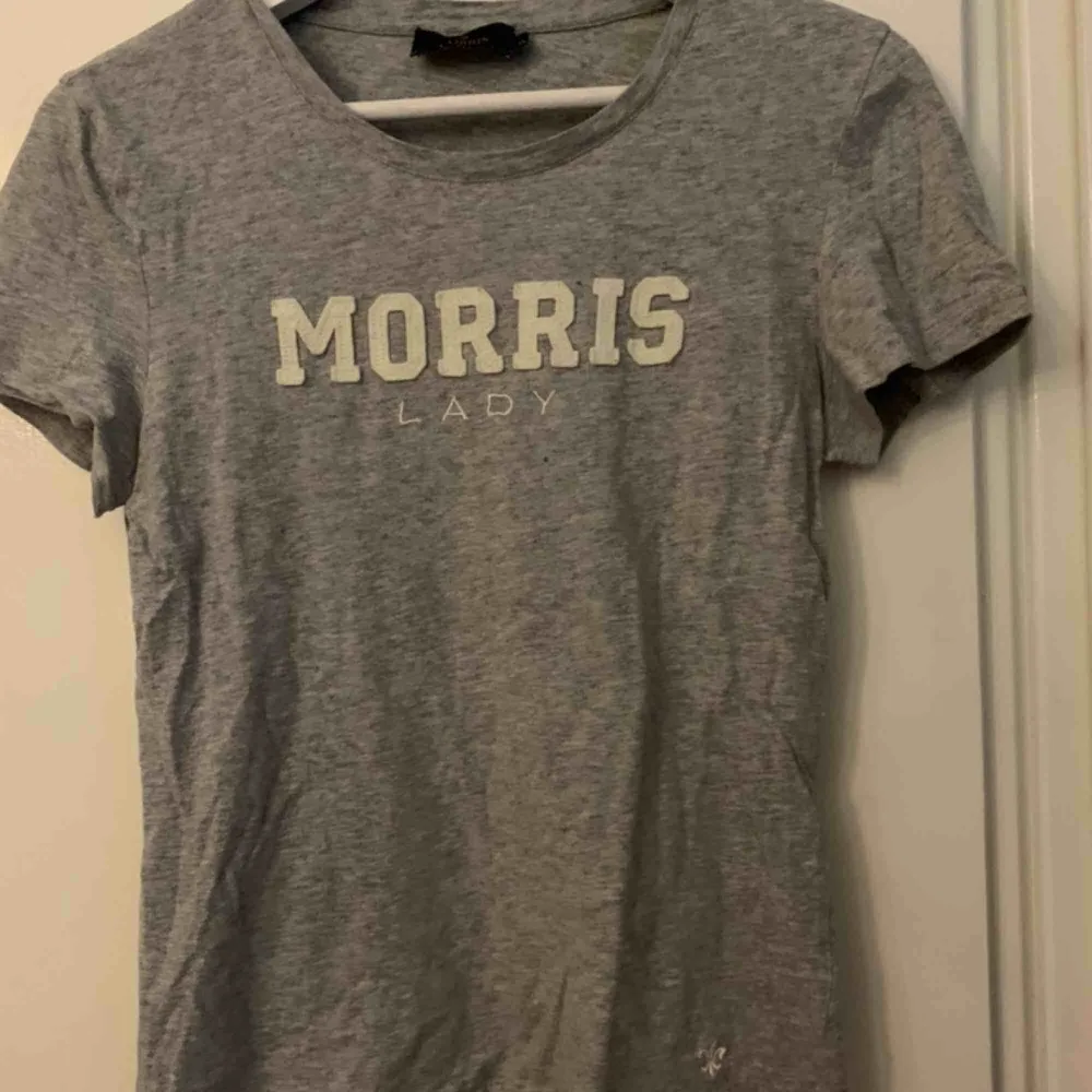 Grå Morris tröja i storlek M, men passar som S. Bra skick . T-shirts.