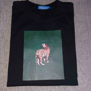  -  Trendig och snygg t-shirt med tryck ifrån mitt och några vänners UF-företag. T-shirten är normal i storleken! Frakt tillkommer på 35kr:) 