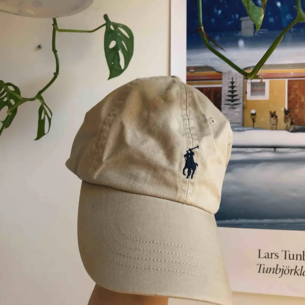 Beige Ralph Lauren Polo keps. Aldrig använd. Du står för frakt. Tar bara Swish . Accessoarer.