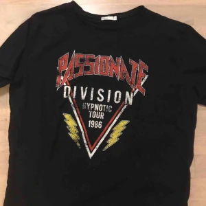  - T-shirt med tryck på både fram och baksida