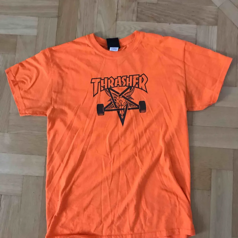 En orange thrasher-tshirt! . T-shirts.