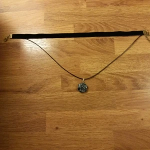  - Halsband i svart tyg med en blomma i sten Finns uppe på fler sidor så först till kvarn