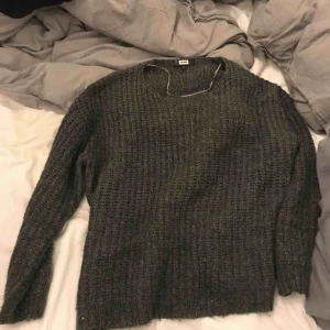  - Säljer en grå stickad tröja för en billig peng  Köparen står för frakt 