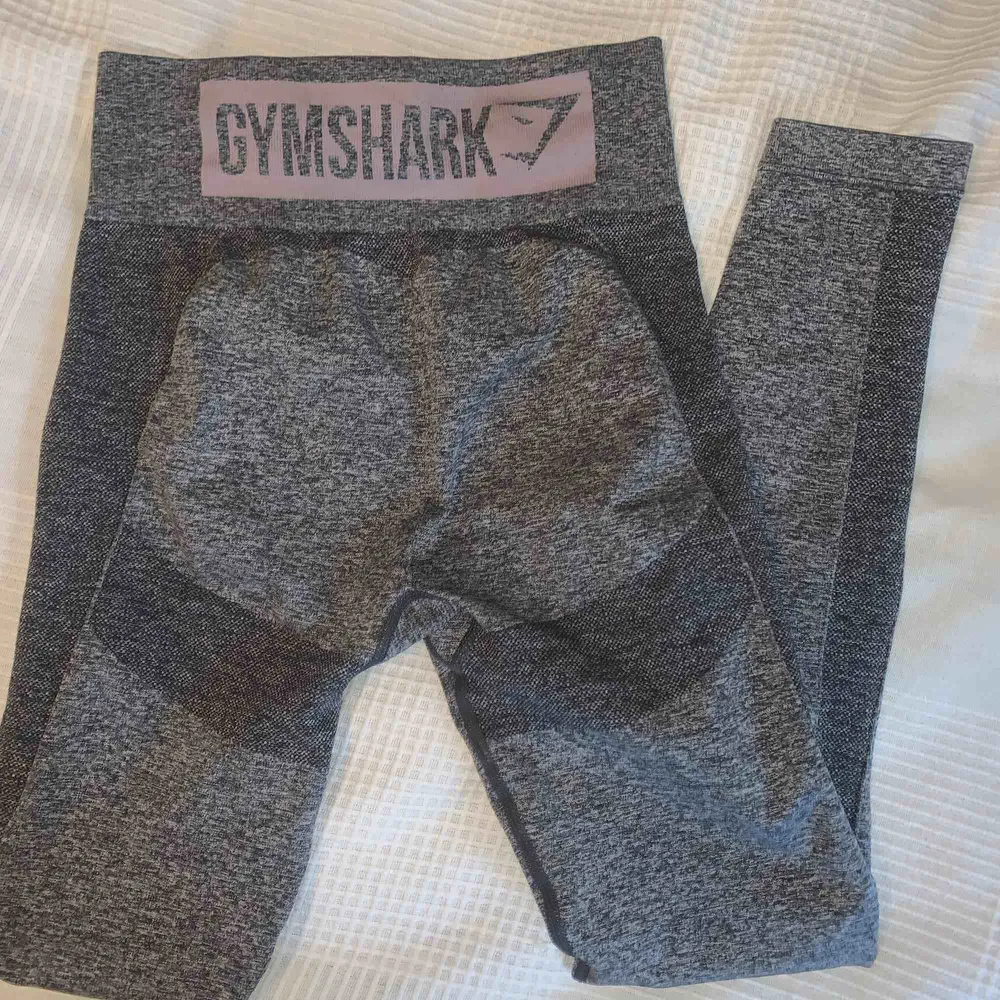 Gymshark high waisted flex leggings! Använda max 5 gånger, superbra skick!😍 köparen står för frakten! Köpta för 600kr + frakt😌. Jeans & Byxor.
