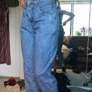 jeans från bluegrase med en liten lapp på fickan❤️ Jag är 170 och de är lite korta för mig men sitter bra. Kan skicka fler bilder om det behövs’