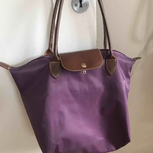  - Lila rymlig axelväska, köparen står för frakt