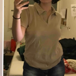  - Beige t-shirt med krage. Köpt second hand.