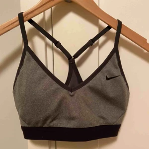 - Sporttopp från nike. Säljer pga att den har blivit för liten för mig. har klippt bort lappen i denna men skulle tro att storleken är XS eller S. Frakt 30kr