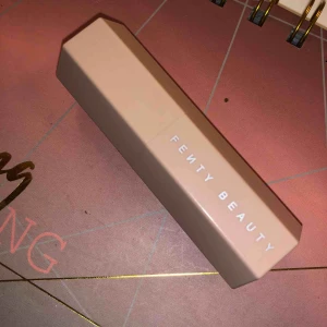  - Äkta fenty beauty stik highlighter🥰använder den inte på grund av att den är för mörk för mig😢🥰