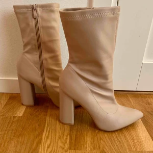  - Boots med klack och spetsig tå! 