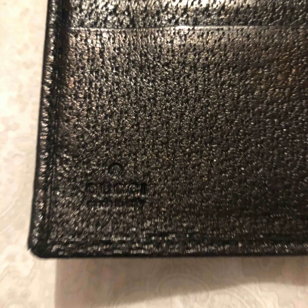 Gucci vintage plånbok. Har en liten fläck men går säkert bort om man försöker. . Accessoarer.