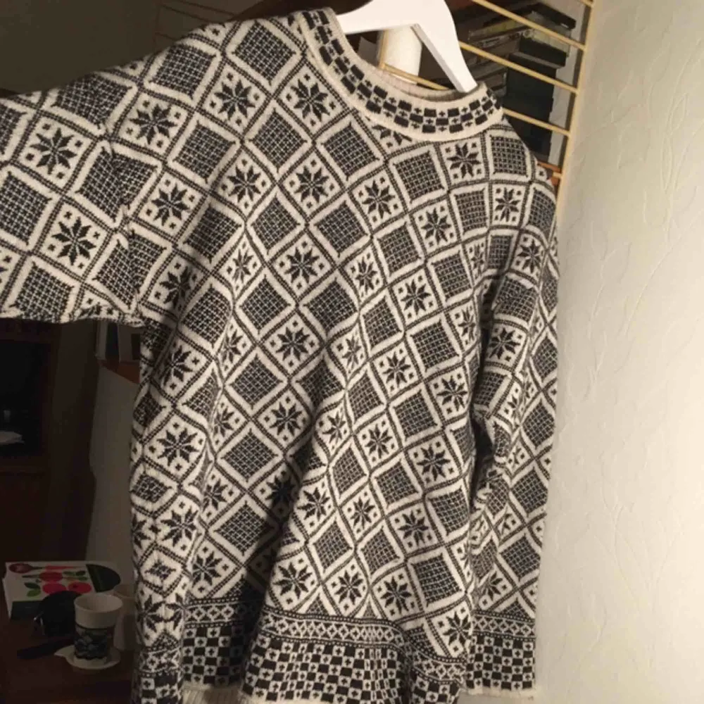 Jättefin stickad tröja som hittades på någon vintagebutik men som inte används. Varm till vintern och passar snyggt på flera storlekar. . Stickat.