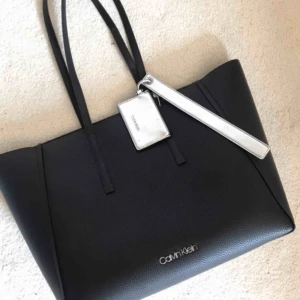  - Black base large shopper bag. Sparsamt använd, som ny. Nypris ca2000kr. Köparen står för frakt om så behövs.:)
