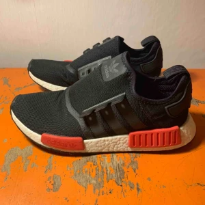  - Adidas NMD sneakers, saknar skosnören. Använda 5-6 gånger, schysst kvalité 🌟
