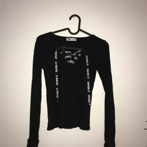  - Svart ribbad tröja med knytband. Bra skick. Storlek xs. Du betalar frakten