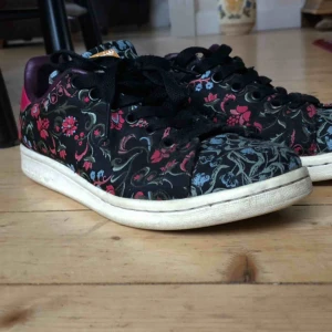  - Stan Smith i blommigt mönster!! Asballa!! 🎈Använt sick!! Köparen står för frakt 
