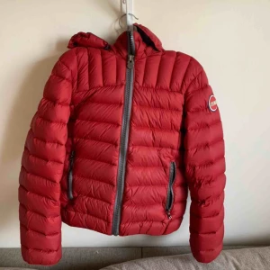  - Säljer min colmar dunjacka, jätteskön jacka som mer eller mindre passar året runt. Passar xs/s. Den har ett par små lagningar (se bild 3) därav priset. Dock är de diskreta och märks knappt. I övrigt mycket fint skick. Priset kan  diskuteras!