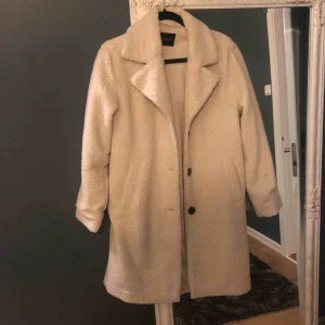  - Fin teddykappa som jag aldrig har använt.   Sömmen är trasig på insidan av en ärmen. Den var trasig när jag fick hem den men valde att behålla den för rabatterat pris. Men tyvärr tycker jag den är lite stor på mig därav aldrig använd  