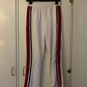  - Vita popper pants från Carlings. Det är inget fel på dem förutom att knapparna längst ner på båda benen är borta.