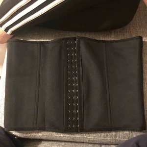  - En waist trainer aldrig använd ! Det står att den är XXL men jag skulle säga att det är mer som en L/XL. 