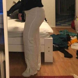  - Perfekta linnebyxorna med slits 💟 Bekväma och så snygga på. Köpta second hand men skicket är jättebra. Skicka för mer info och bilder med bättre ljus