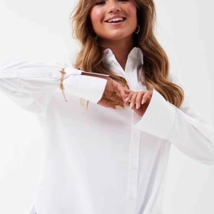  - Skjorta köpt i höst på Gina tricot. Nypris 400kr Möts gärna upp i Gbg