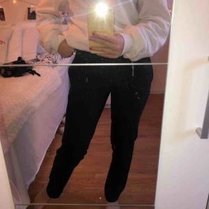  - Suuupersnygga kostymbyxor som jag har köpt på second hand. Sitter snyggt lite över höfterna. Perfekta i längden för mig som är ca 160. Köparen står för frakt!!! OBS! en knapp saknas på ena bakfickan men ser inte det som något problem.