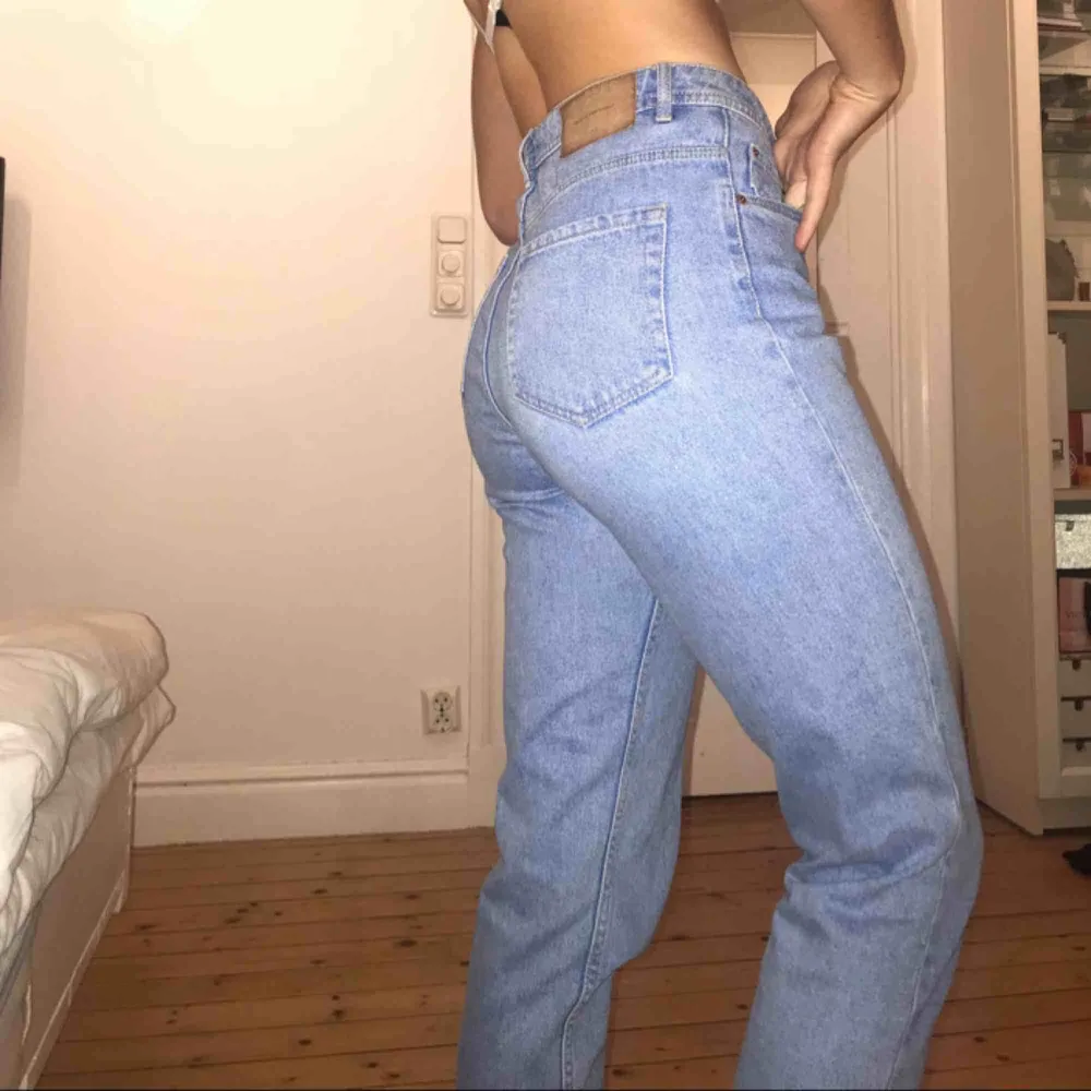 Jeans ifrån Zara, mycket fint skick. . Jeans & Byxor.