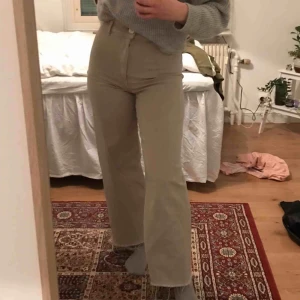  - Beiga jeans från Zara i modellen marine straight. Köpta i år och väldigt bra skick, dock har dragkedjan bytts ut hos skräddare men funkar som vanlig☺️ frakten ingår i priset💘