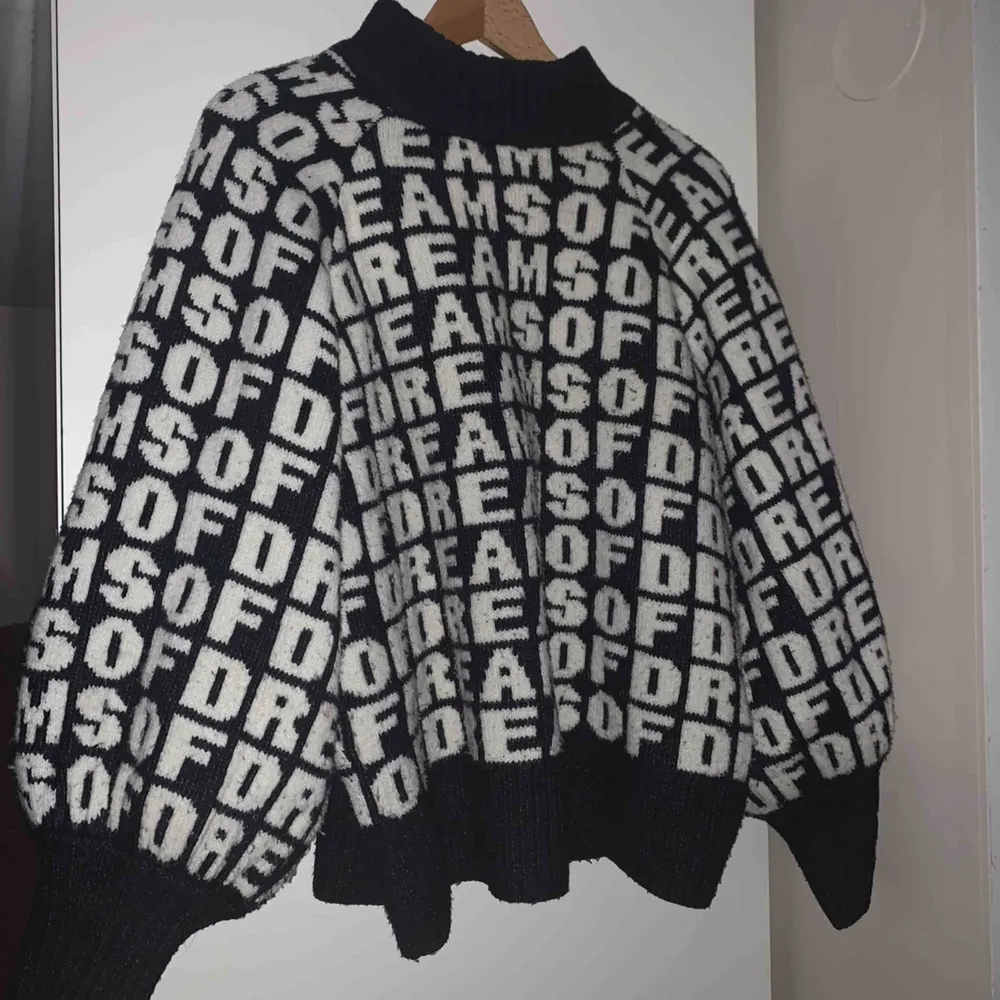 Säljer denna populära tröjan från hm då jag inte längre har användning för den. 100kr + frakt 50kr💕. Stickat.