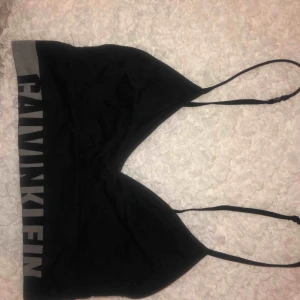  - Äkta Calvin Klein bralette. Inga defekter, klippt av alla lappar då det varit osköna men inget annat. Frakt 42kr