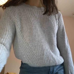  - Fin grå stickad tröja från Hm. Frakten kostar 30kr och ingår inte i priset