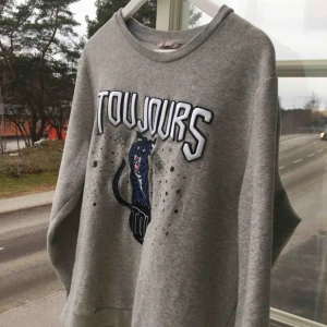 Sweatshirt - Jättecool sweatshirt med häftigt broderat tryck! Sparsamt använd! Skriv för bilder på eller frågor :)