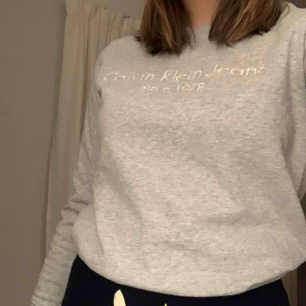 Ljusgrå sweatshirt från Calvin Klein  Väldigt bra skick . Tröjor & Koftor.