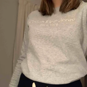  - Ljusgrå sweatshirt från Calvin Klein  Väldigt bra skick 