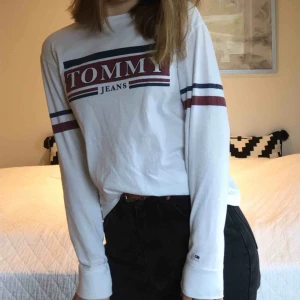  - Vit långärmad tröja med Tommy Hilfiger tryck. Inköpt för mindre än ett år sedan men har tyvärr inte kommit till användning för mig. Skrynklig på bilden pga att den legat i garderoben ett tag, men är så gott som i  nyskick. Nypris: 550 kr. Frakten ingår!