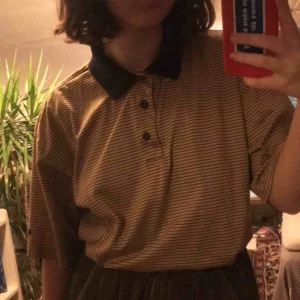  - Randig kortärmad skjorta med svart krage!! Kommer tyvärr inte till användning längre. Snyggt oversized 