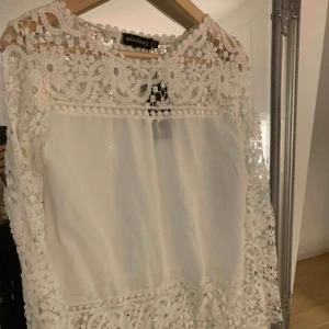  - Oanvänd blus med prislappen kvar 