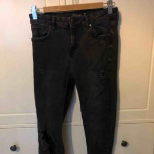 Svarta ripped jeans från Bershka. Sparsamt använda. Möts upp i stockholm, fraktar ej🌿