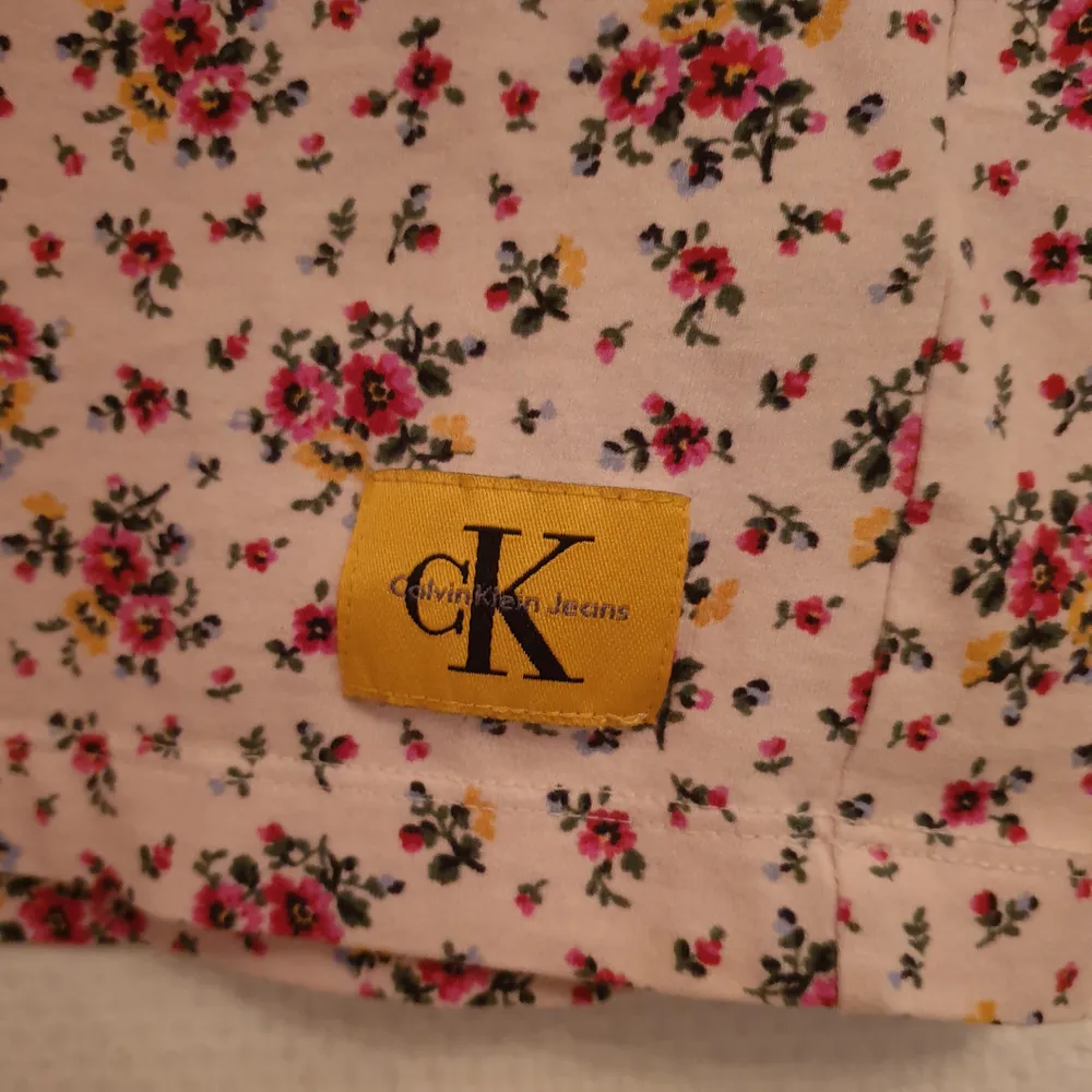 Säljer en blommig Calvin Kline tshirt. Sparsamt andvänd så skicket känns som nytt. Kan mötas i stockholm eller frakta för 30kr.🌸. T-shirts.