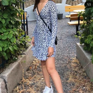  - Klänning från h&m i fint skick! ⚡️ Använd typ 2 ggr i somras för att ta bilder i! 