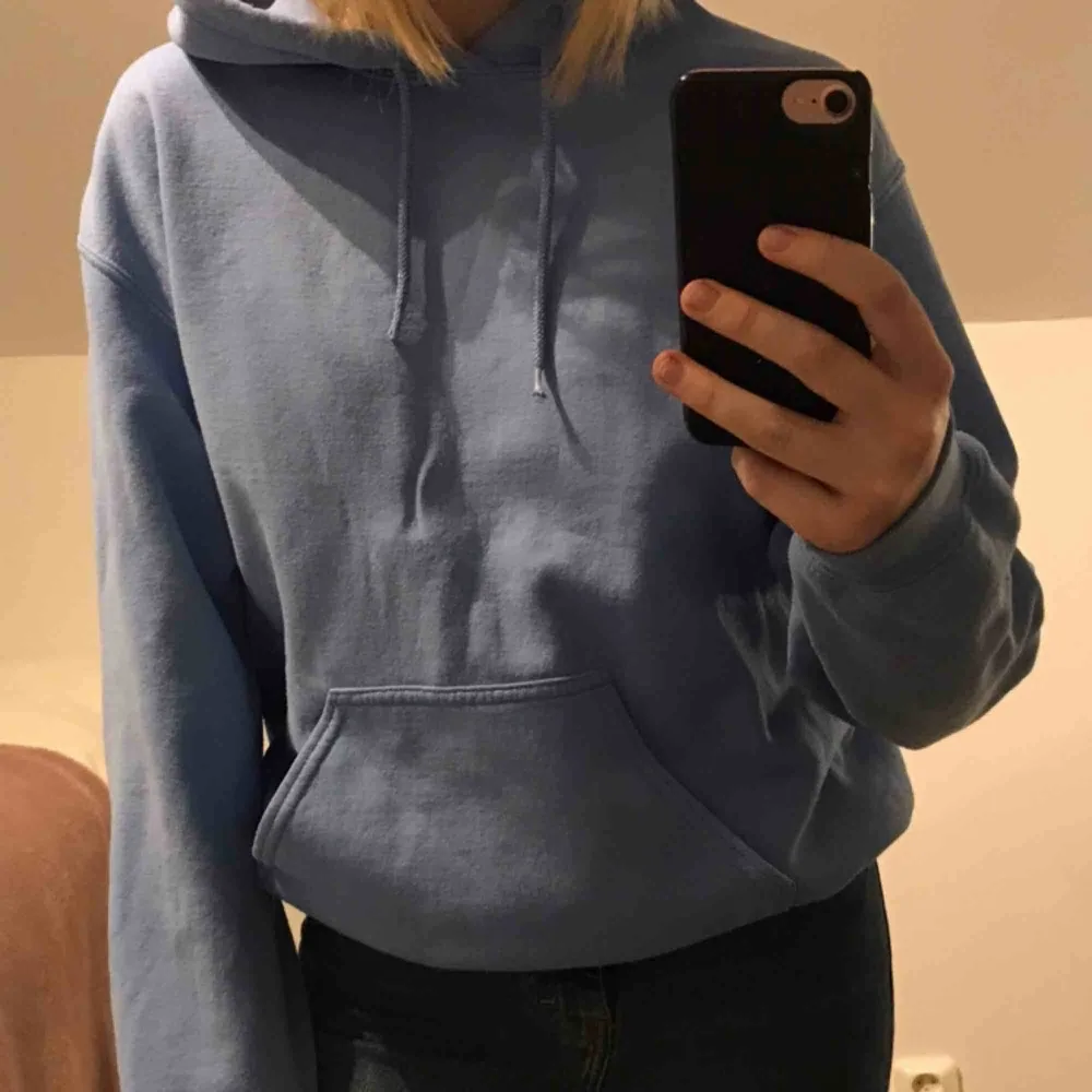 En hoodie från Miss Selfridge i en jättefin ljusblå färg! Köpt i våras i London, och den är i normalt skick🥰 Säljer för 200kr + frakt. Hoodies.