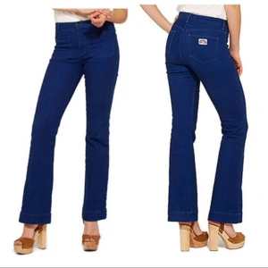  - "WOMEN'S 70TH ANNIVERSARY FLARE JEAN" Retro-inspererade flares från wrangler, indigo blue. Storlek 26/32 
