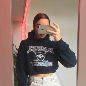  - Croppad hoodie i marinblått